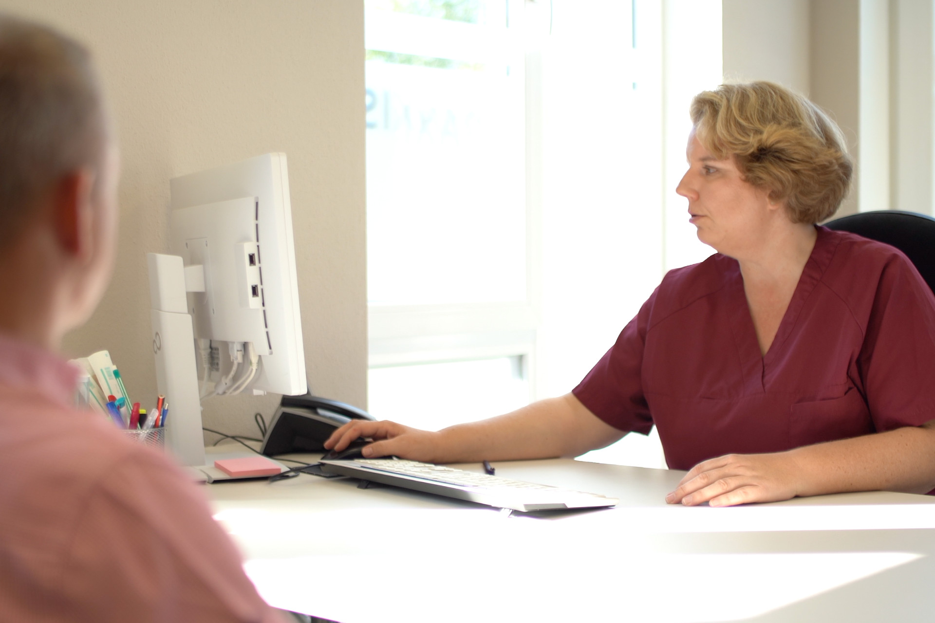 Dr. Buchholz im Gespräch mit einem Patienten